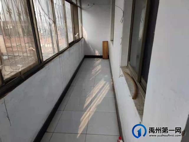 禹州老广场附近步梯简装修三室两厅两卫有储藏室22万