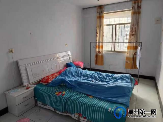 禹州老广场附近步梯简装修三室两厅两卫有储藏室22万
