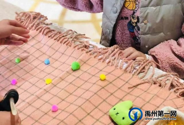 “手”护温暖| “围”住幸福,让这个冬天有爱更有温度! “手”护温暖| “围”住幸福,让这个冬天有爱更有温度!