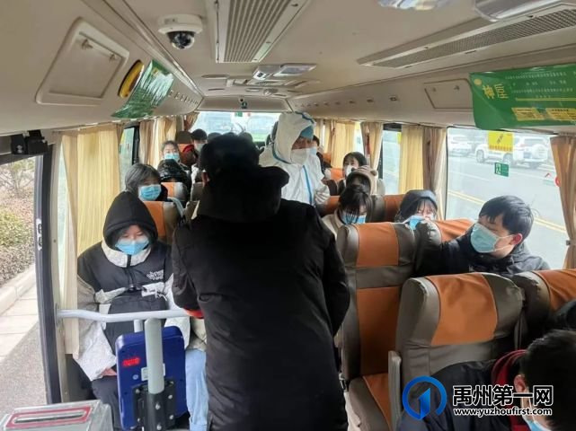 禹州公交35辆公交车“点对点”护送学生回家 禹州公交35辆公交车“点对点”护送学生回家