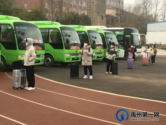 禹州公交35辆公交车“点对点”护送学生回家 禹州公交35辆公交车“点对点”护送学生回家
