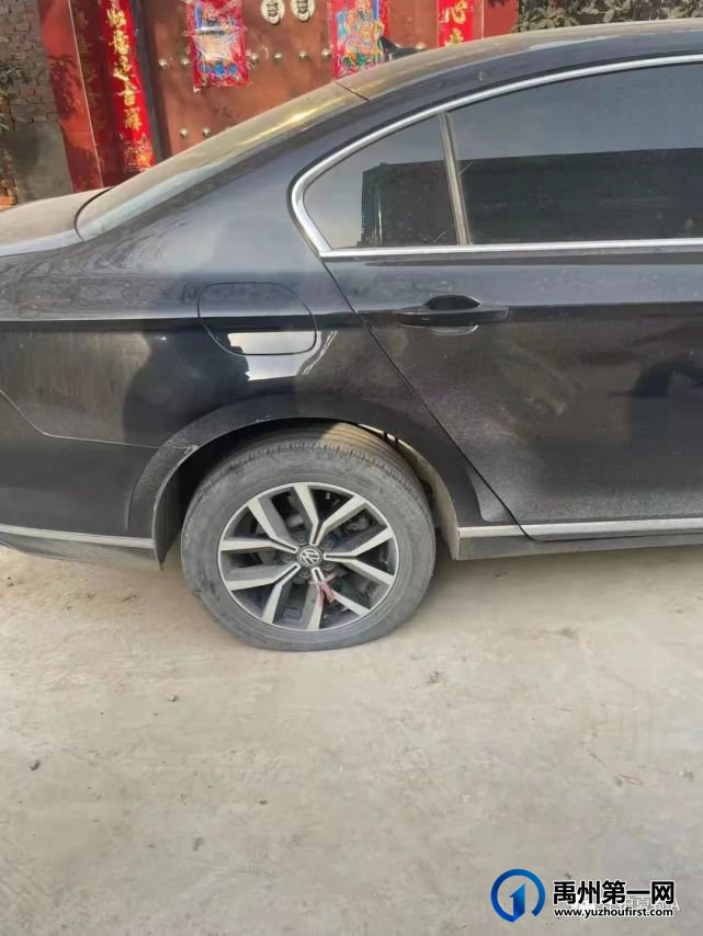 村头几辆汽车轮胎被扎后,禹州民警快速赶到现场 村头几辆汽车轮胎被扎后,禹州民警快速赶到现场