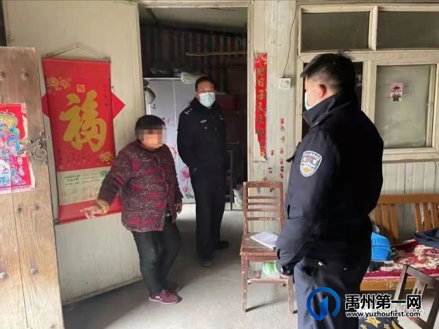村头几辆汽车轮胎被扎后,禹州民警快速赶到现场 村头几辆汽车轮胎被扎后,禹州民警快速赶到现场