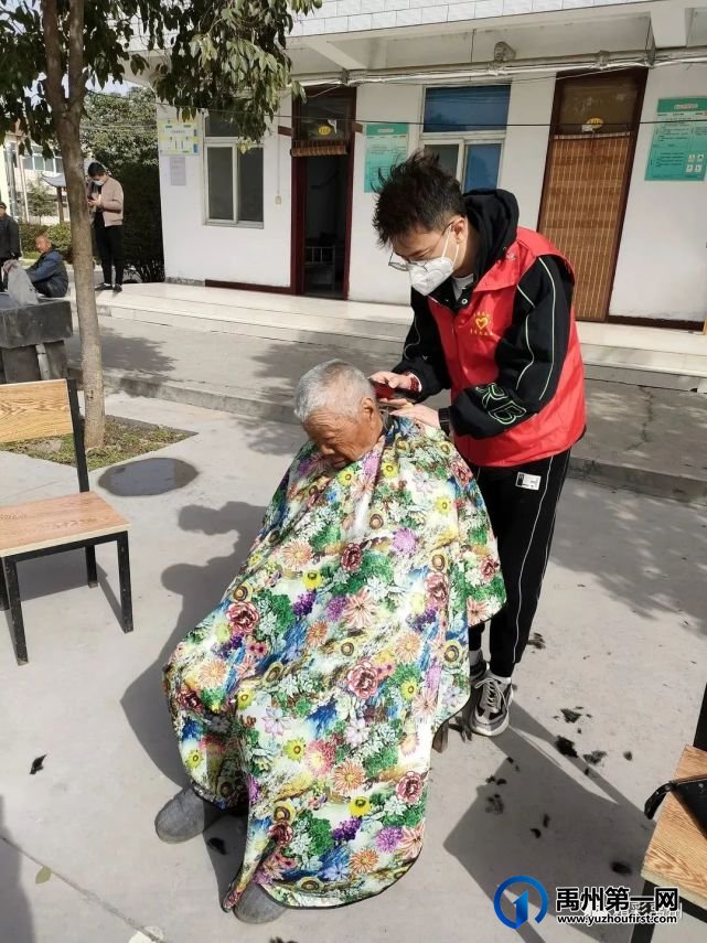 共青团禹州市委开展学习雷锋活动 共青团禹州市委开展学习雷锋活动
