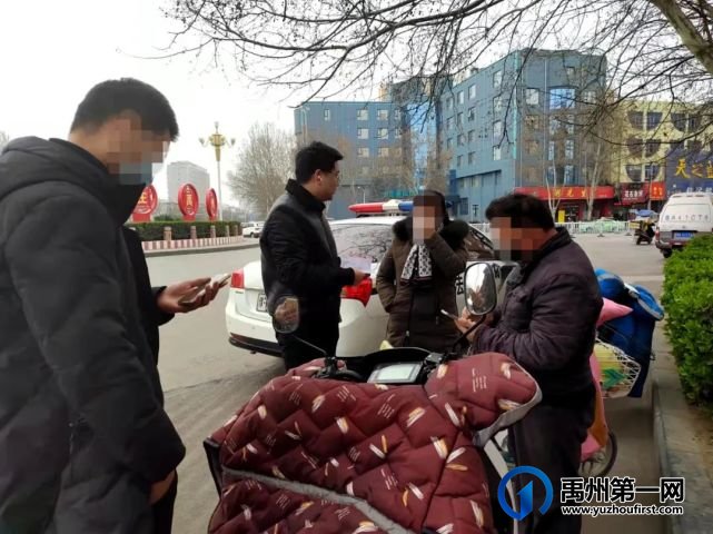 在大禹像旁当着法院干警的面,包工头主动履行了工资款 在大禹像旁当着法院干警的面,包工头主动履行了工资款