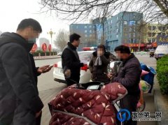 在大禹像旁当着法院干警的面，包工头主动履行了工资款