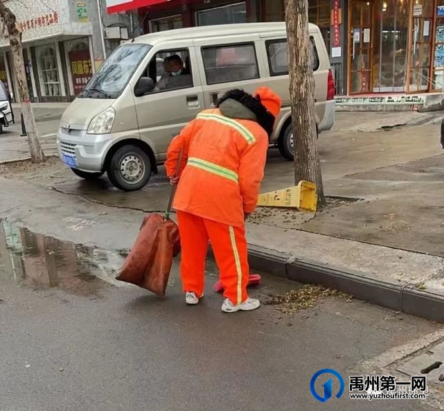禹州环卫:雨中坚守岗位 确保道路清洁 禹州环卫:雨中坚守岗位 确保道路清洁