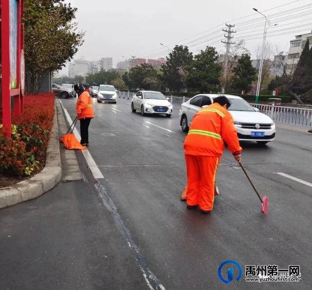 禹州环卫:雨中坚守岗位 确保道路清洁 禹州环卫:雨中坚守岗位 确保道路清洁