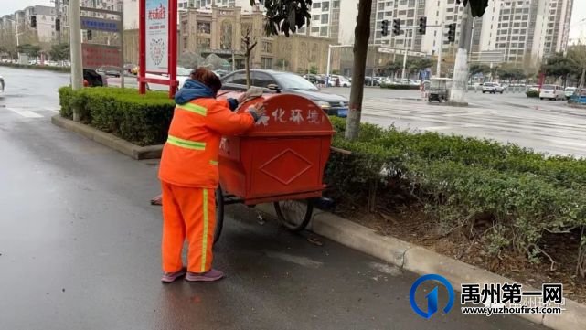 禹州环卫:雨中坚守岗位 确保道路清洁 禹州环卫:雨中坚守岗位 确保道路清洁