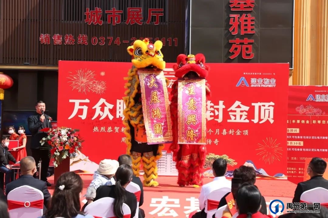 襄城朝鸿宏基雅苑7号楼历时三个月喜封金顶