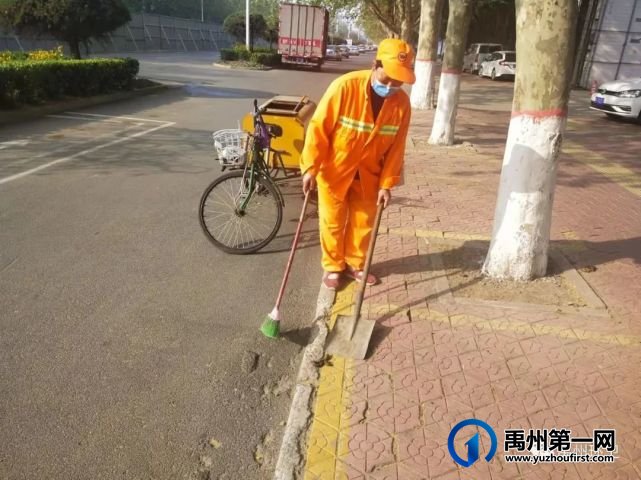 禹州环卫:宠物粪便惹人烦 环卫工人清理忙 禹州环卫:宠物粪便惹人烦 环卫工人清理忙