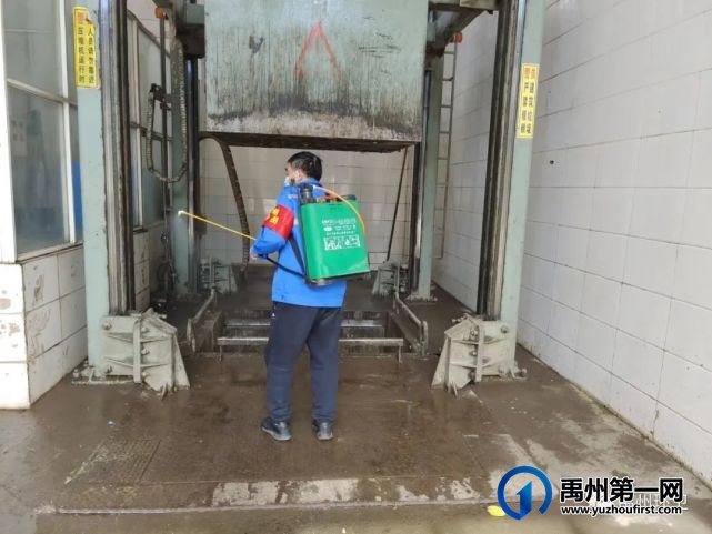 禹州环卫:清洁消杀两手抓 筑牢疫情防控“环卫防线” 禹州环卫:清洁消杀两手抓 筑牢疫情防控“环卫防线”