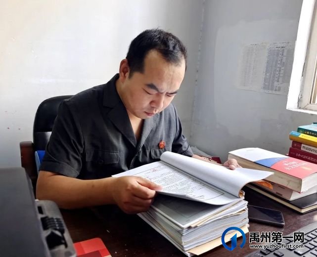 拿到被骗的退赔款后,她从千里之外给禹州法官寄来了锦旗 拿到被骗的退赔款后,她从千里之外给禹州法官寄来了锦旗