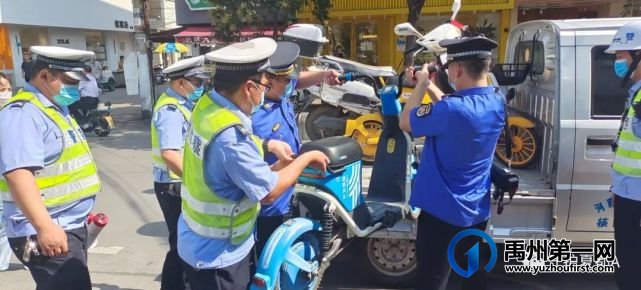 禹州交警、城管集中亮剑:治理非机动车乱停乱放 禹州交警、城管集中亮剑:治理非机动车乱停乱放