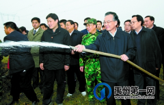 温家宝和禹州农民一起浇水抗旱