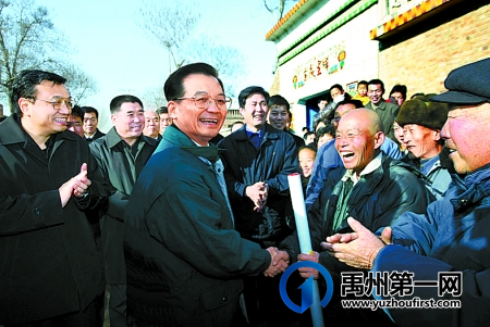 温家宝和禹州农民一起浇水抗旱 温家宝和禹州农民一起浇水抗旱
