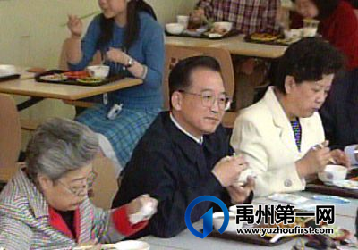 温家宝和禹州农民一起浇水抗旱 温家宝和禹州农民一起浇水抗旱