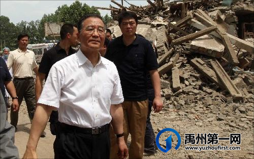 温家宝和禹州农民一起浇水抗旱 温家宝和禹州农民一起浇水抗旱