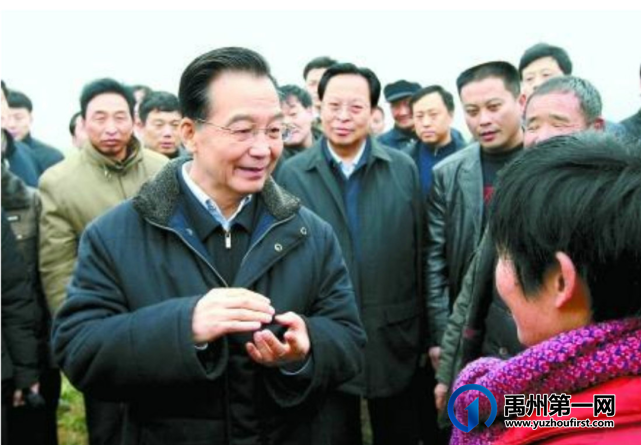 温家宝和禹州农民一起浇水抗旱 温家宝和禹州农民一起浇水抗旱