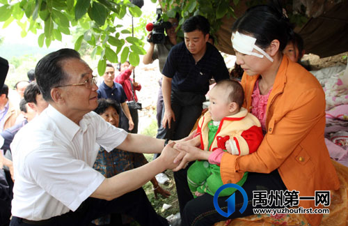 温家宝和禹州农民一起浇水抗旱 温家宝和禹州农民一起浇水抗旱