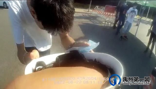 考生堵在路上险迟到 禹州交警火速送考 考生堵在路上险迟到 禹州交警火速送考