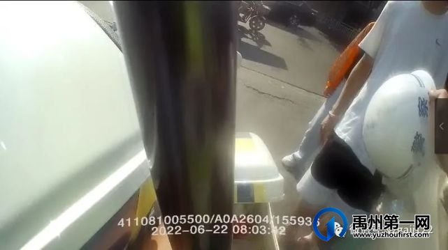 考生堵在路上险迟到 禹州交警火速送考 考生堵在路上险迟到 禹州交警火速送考