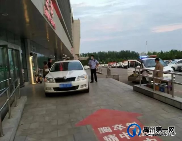 禹州交警护送病人就医 家属赠送锦旗致谢 禹州交警护送病人就医 家属赠送锦旗致谢
