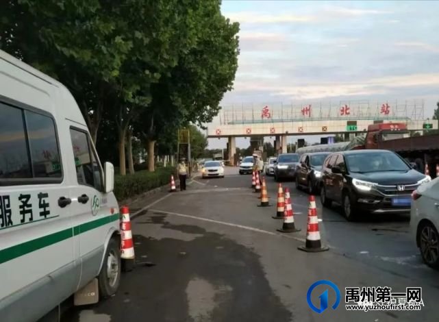 禹州交警护送病人就医 家属赠送锦旗致谢 禹州交警护送病人就医 家属赠送锦旗致谢