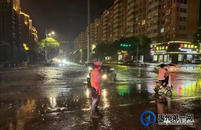 禹州交警:暴雨中坚守岗位保畅通,暗夜里警徽闪耀铸忠诚 禹州交警:暴雨中坚守岗位保畅通,暗夜里警徽闪耀铸忠诚
