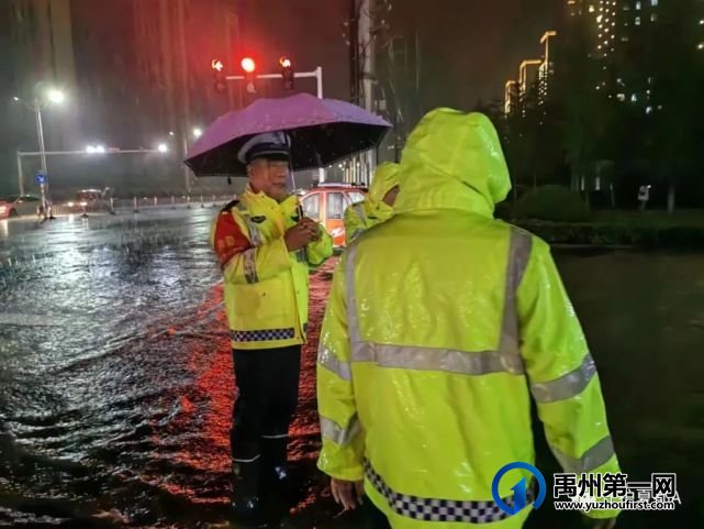 禹州交警:暴雨中坚守岗位保畅通,暗夜里警徽闪耀铸忠诚 禹州交警:暴雨中坚守岗位保畅通,暗夜里警徽闪耀铸忠诚