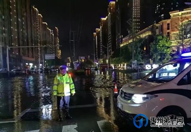 禹州交警:暴雨中坚守岗位保畅通,暗夜里警徽闪耀铸忠诚 禹州交警:暴雨中坚守岗位保畅通,暗夜里警徽闪耀铸忠诚
