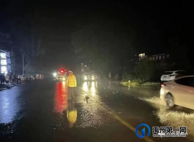 禹州交警:暴雨中坚守岗位保畅通,暗夜里警徽闪耀铸忠诚 禹州交警:暴雨中坚守岗位保畅通,暗夜里警徽闪耀铸忠诚