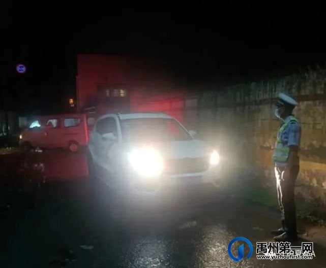 禹州交警:暴雨中坚守岗位保畅通,暗夜里警徽闪耀铸忠诚 禹州交警:暴雨中坚守岗位保畅通,暗夜里警徽闪耀铸忠诚