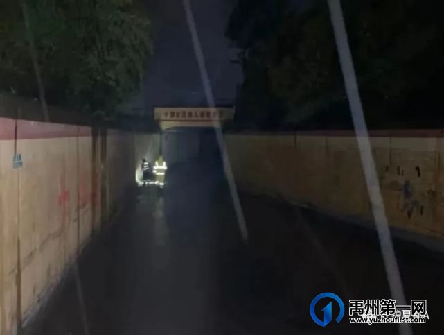 禹州交警:暴雨中坚守岗位保畅通,暗夜里警徽闪耀铸忠诚 禹州交警:暴雨中坚守岗位保畅通,暗夜里警徽闪耀铸忠诚