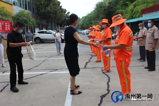禹州环卫:市总工会为一线环卫职工送清凉 禹州环卫:市总工会为一线环卫职工送清凉
