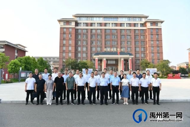 许昌市职业教育观摩团莅临禹州中专指导工作 许昌市职业教育观摩团莅临禹州中专指导工作