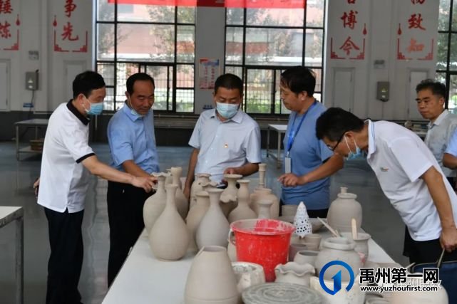 许昌市职业教育观摩团莅临禹州中专指导工作 许昌市职业教育观摩团莅临禹州中专指导工作