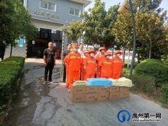 禹州环卫情系环卫工 夏日送清凉