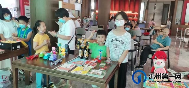 禹州市开展“跳蚤小市场 凝聚大爱心”爱心义卖公益活动 禹州市开展“跳蚤小市场 凝聚大爱心”爱心义卖公益活动