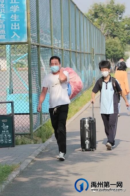 禹州一高 | 返校日,藏在肩膀上的父母的爱 禹州一高 | 返校日,藏在肩膀上的父母的爱