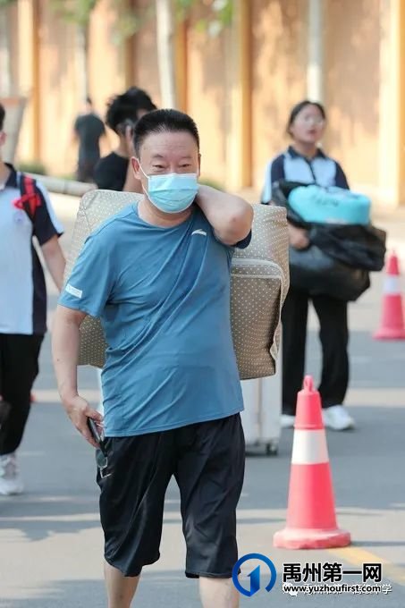 禹州一高 | 返校日,藏在肩膀上的父母的爱 禹州一高 | 返校日,藏在肩膀上的父母的爱
