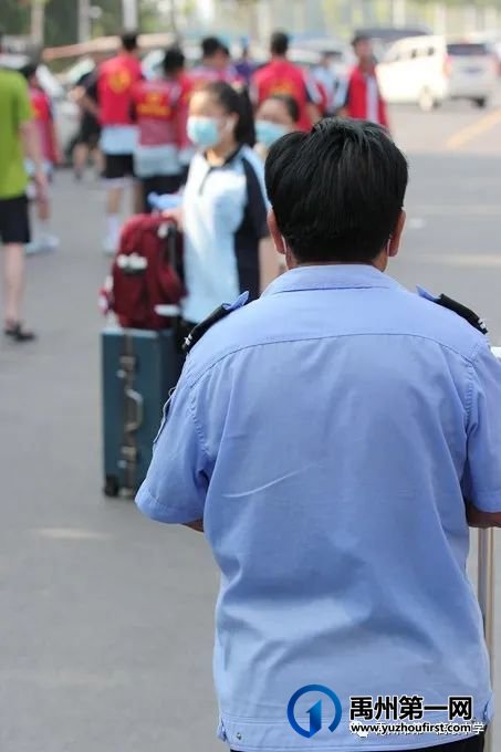 禹州一高 | 返校日,藏在肩膀上的父母的爱 禹州一高 | 返校日,藏在肩膀上的父母的爱