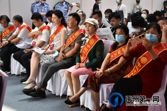 第二届中国工艺美术博览会上,钧瓷直播小将猛传钧瓷魅力 第二届中国工艺美术博览会上,钧瓷直播小将猛传钧瓷魅力