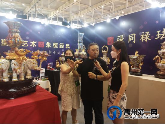 第二届中国工艺美术博览会上,钧瓷直播小将猛传钧瓷魅力 第二届中国工艺美术博览会上,钧瓷直播小将猛传钧瓷魅力