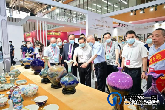第二届中国工艺美术博览会上,钧瓷直播小将猛传钧瓷魅力 第二届中国工艺美术博览会上,钧瓷直播小将猛传钧瓷魅力