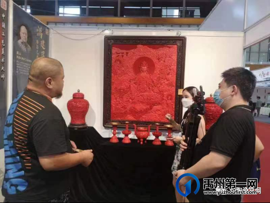 第二届中国工艺美术博览会上,钧瓷直播小将猛传钧瓷魅力 第二届中国工艺美术博览会上,钧瓷直播小将猛传钧瓷魅力
