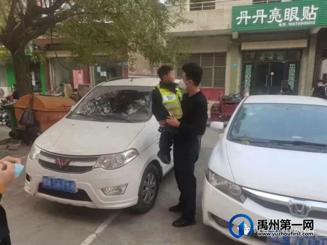 交警正能量丨男孩街边哭泣 交警寻找父母 交警正能量丨男孩街边哭泣 交警寻找父母