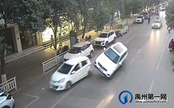 禹州钧州大街两车碰撞发生侧翻,并引发二次事故...... 禹州钧州大街两车碰撞发生侧翻,并引发二次事故......