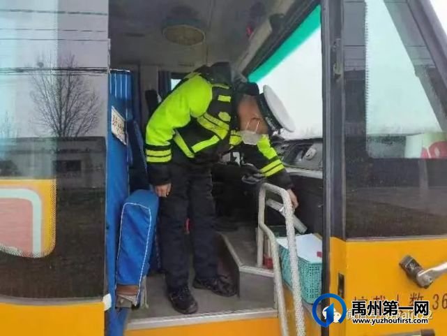筑牢安全防线,禹州交警严查校车违法 筑牢安全防线,禹州交警严查校车违法