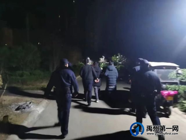 禹州三名男子深夜街头散发“小卡片”被抓 禹州三名男子深夜街头散发“小卡片”被抓